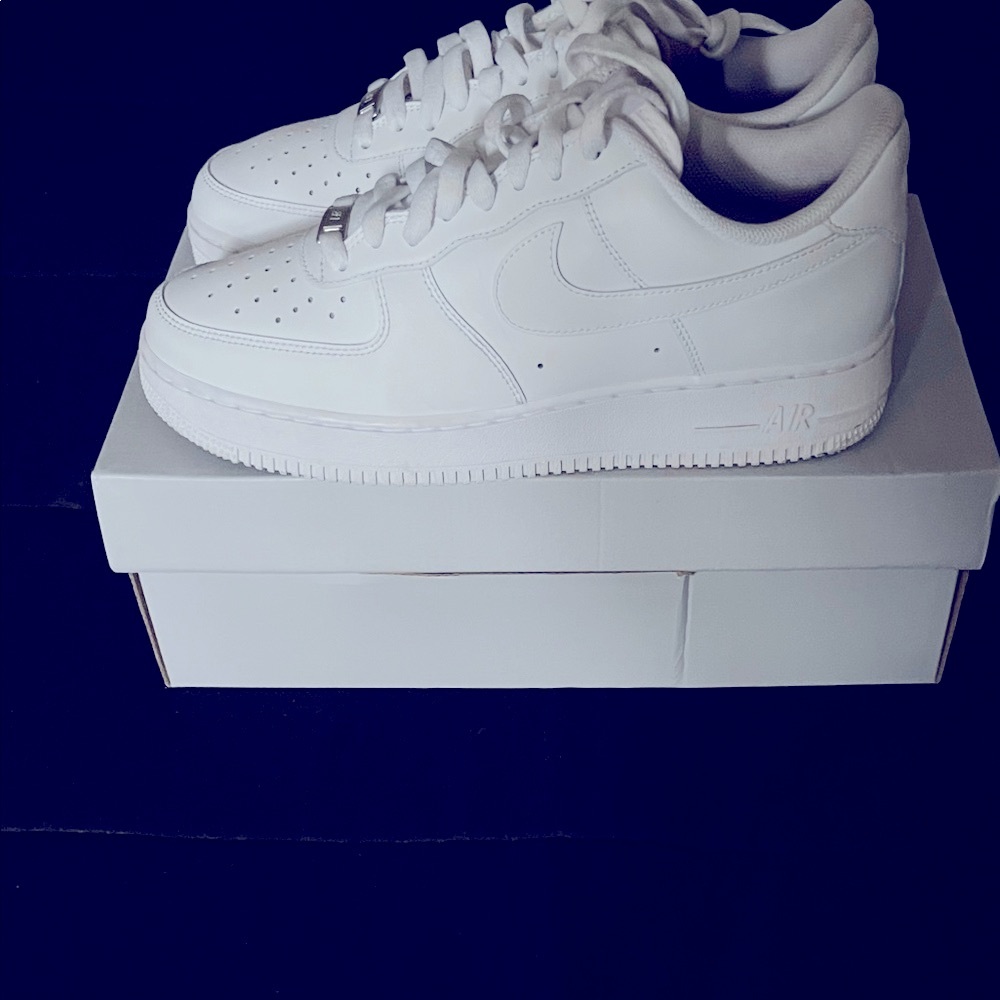 Stylish White Athletic Shoes for Men